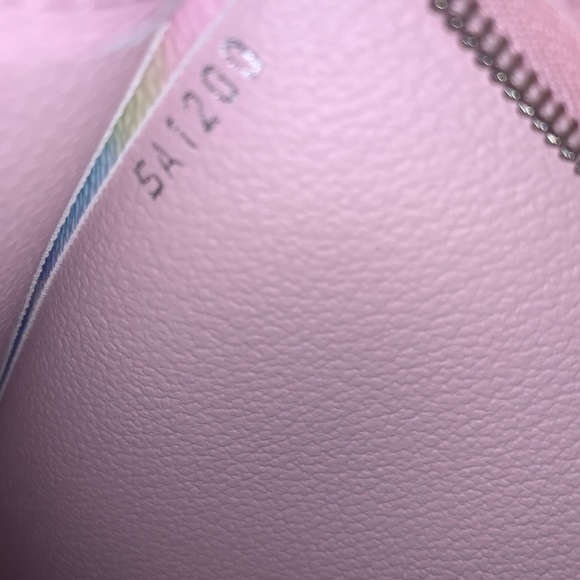 Louis Vuitton M69137 LV ESCALE POCHE TOILETTE 26 - Picture 10 of 12